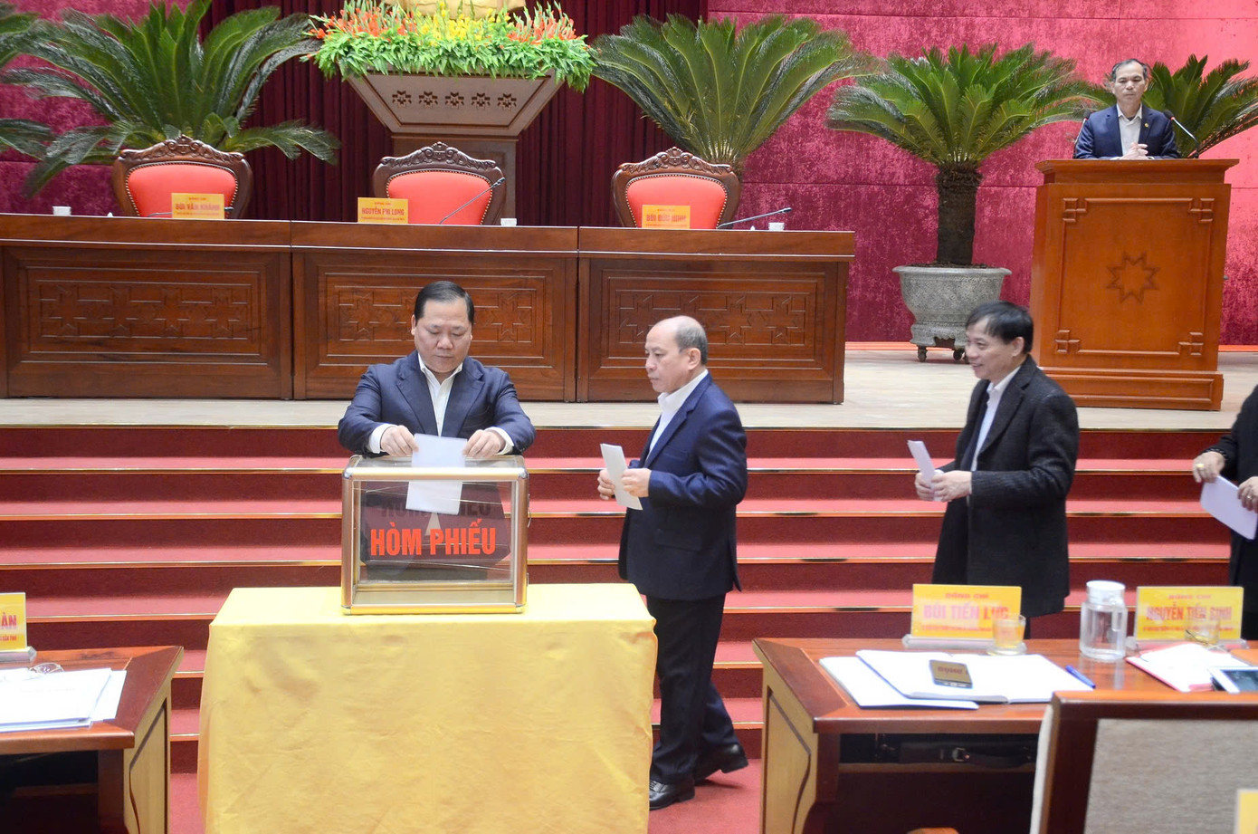 Đại biểu bỏ phiếu kiện toàn chức danh Chủ tịch UBND tỉnh Hòa Bình.