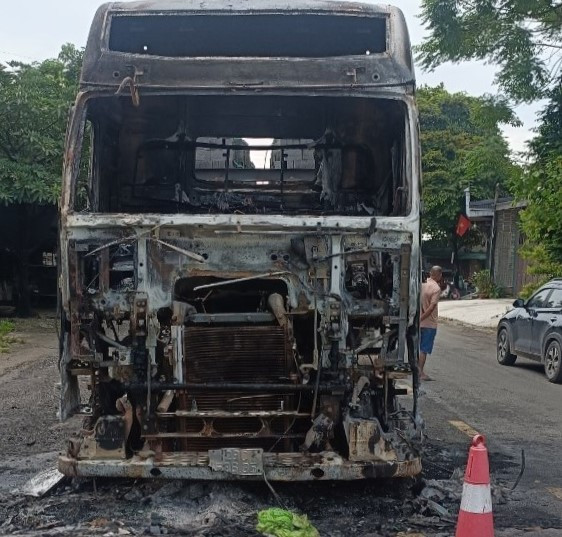 Xe đầu kéo bị thiêu rụi. Ảnh: Công an cung cấp.