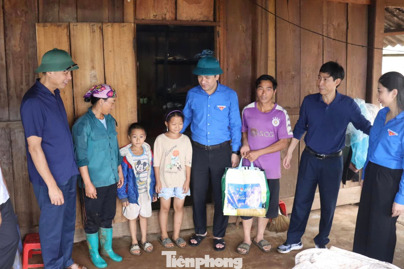 Tại các điểm đến thăm, Bí thư T.Ư Đoàn Ngô Văn Cương chia sẻ, động viên trước những mất mát về người và tài sản của người dân. Tại các điểm đến thăm, Bí thư T.Ư Đoàn Ngô Văn Cương chia sẻ, động viên trước những mất mát về người và tài sản của người dân.