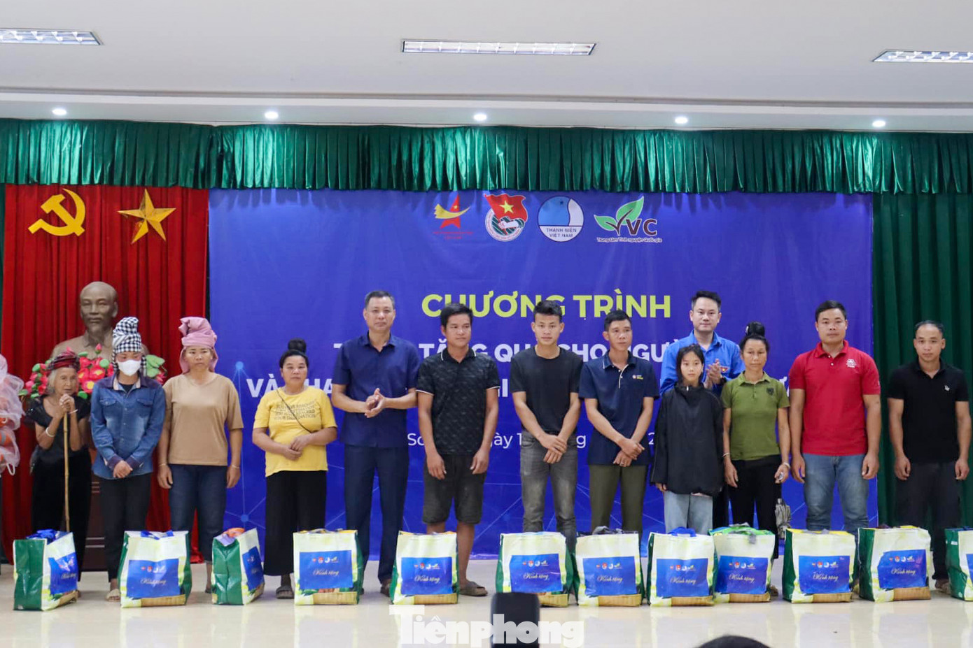 Trong khuôn khổ chương trình, đoàn công tác đã trao tặng nhu yếu phẩm, tiền mặt cho các hộ gia đình bị thiệt hại bởi mưa lũ trên địa bàn xã Chiềng Nơi, huyện Mai Sơn. Trong khuôn khổ chương trình, đoàn công tác đã trao tặng nhu yếu phẩm, tiền mặt cho các hộ gia đình bị thiệt hại bởi mưa lũ trên địa bàn xã Chiềng Nơi, huyện Mai Sơn.