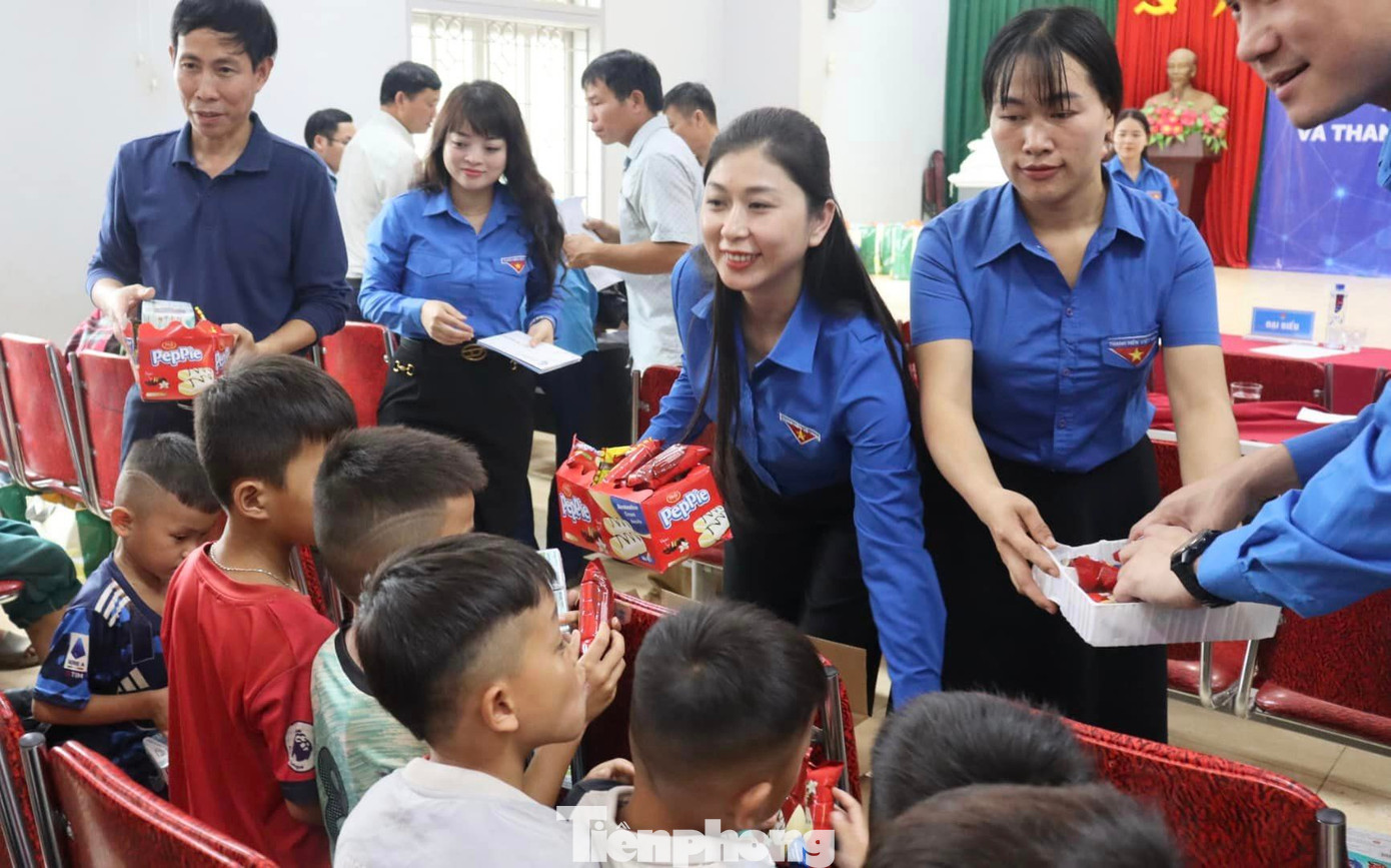 Bên cạnh đó, đoàn trao tặng nhiều phần quà khác đến người dân và thanh thiếu nhi xã Chiềng Nơi gồm: 2 tấn gạo, 100 áo phao, 150 thùng sữa, 1.000 hộp pate, 68 túi an sinh, quà tặng tiền mặt,... Bên cạnh đó, đoàn trao tặng nhiều phần quà khác đến người dân và thanh thiếu nhi xã Chiềng Nơi gồm: 2 tấn gạo, 100 áo phao, 150 thùng sữa, 1.000 hộp pate, 68 túi an sinh, quà tặng tiền mặt,...