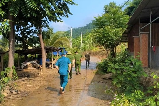 50/108 hộ dân đã đồng ý di dời đến nơi an toàn. 50/108 hộ dân đã đồng ý di dời đến nơi an toàn.