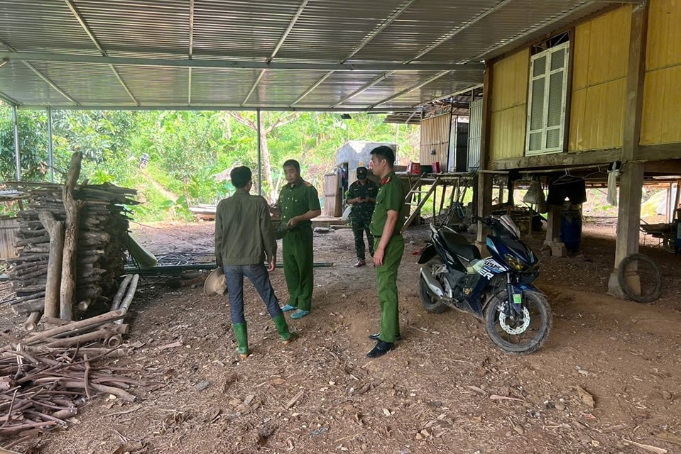 Trước tình hình đó, lực lượng chức năng đã đến từng hộ dân tuyên truyền vận động di dời người và tài sản. Trước tình hình đó, lực lượng chức năng đã đến từng hộ dân tuyên truyền vận động di dời người và tài sản.