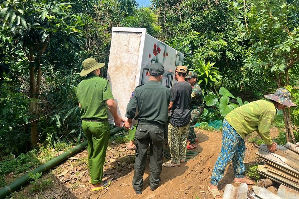 Lực lượng công an, bộ đội hỗ trợ bà con di chuyển tài sản đến nơi an toàn. Lực lượng công an, bộ đội hỗ trợ bà con di chuyển tài sản đến nơi an toàn.