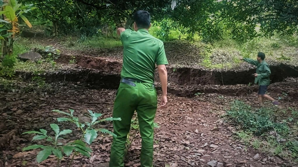 Nhiều vết nứt lớn xuất hiện trên đồi và gần các hộ dân.