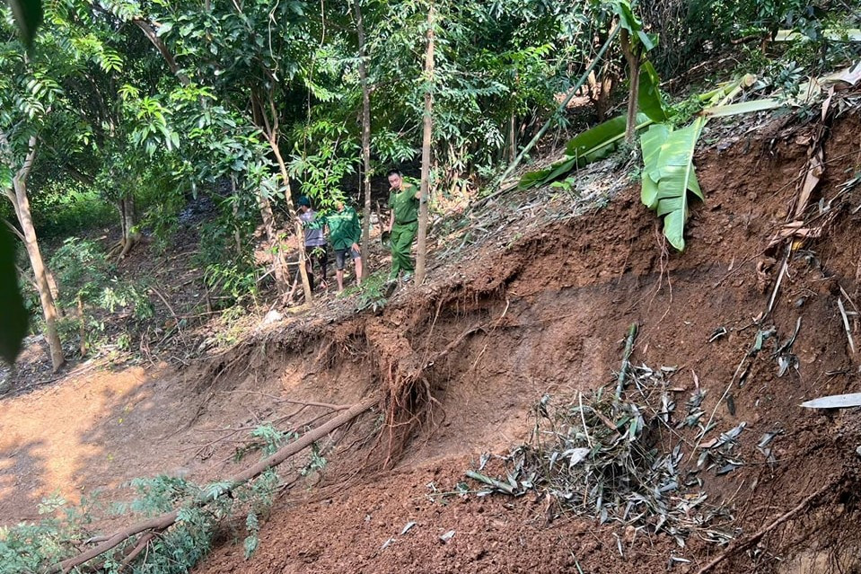 Tại xã Song Pe xuất hiện điểm sạt lở và rãnh nứt kéo dài trên đỉnh đồi. Tại xã Song Pe xuất hiện điểm sạt lở và rãnh nứt kéo dài trên đỉnh đồi.