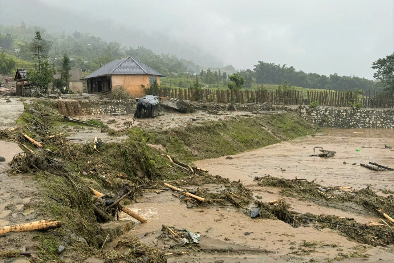 Mưa lũ gây thiệt hại nặng nề về người và tài sản ở thị xã Sa Pa.