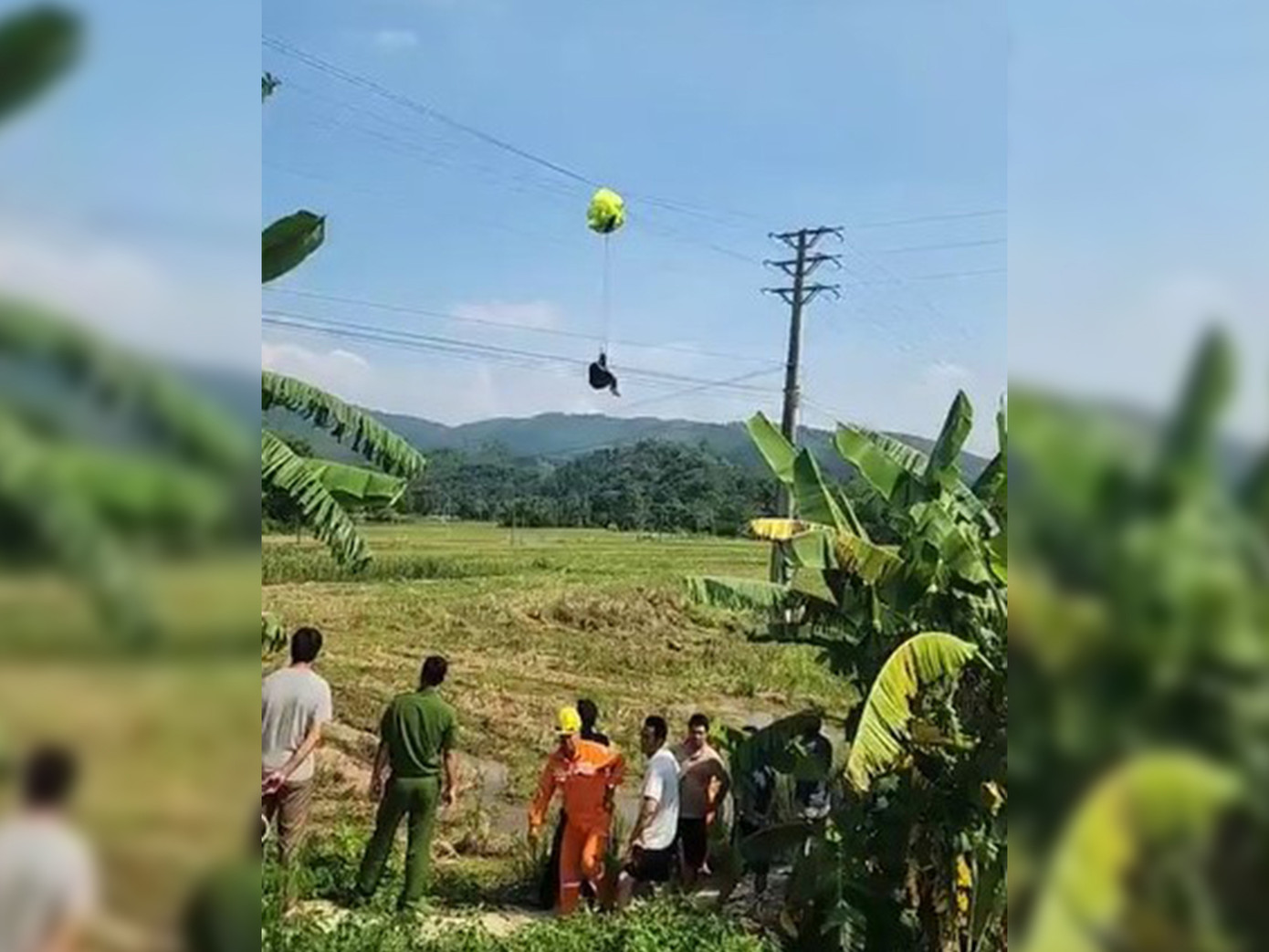 Phải huy động nhiều lực lượng để đảm bảo giải cứu vận động viên mắc kẹt trên dây điện được an toàn.