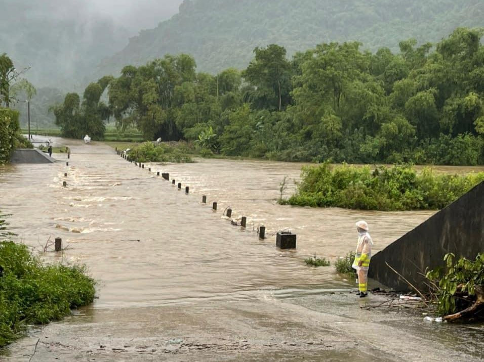 Nhiều tuyến đường bị chia cắt.