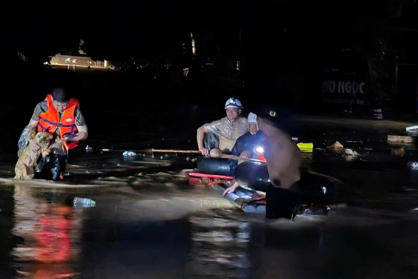 Trước tình hình lũ lụt nguy cấp, cán bộ, chiến sĩ Ban Chỉ huy Quân sự huyện Bảo Yên cùng lực lượng cứu hộ, cứu nạn tại chỗ đã huy động phương tiện khẩn trương rà soát, tìm kiếm người dân còn mắc kẹt trong các căn nhà, đưa đến nơi an toàn ngay trong đêm. Trước tình hình lũ lụt nguy cấp, cán bộ, chiến sĩ Ban Chỉ huy Quân sự huyện Bảo Yên cùng lực lượng cứu hộ, cứu nạn tại chỗ đã huy động phương tiện khẩn trương rà soát, tìm kiếm người dân còn mắc kẹt trong các căn nhà, đưa đến nơi an toàn ngay trong đêm.