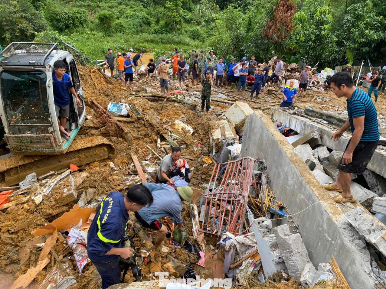Đồng thời, hỗ trợ các hộ dân gặp nạn, trong phạm vi nguy hiểm đưa người và tài sản đến nơi an toàn.