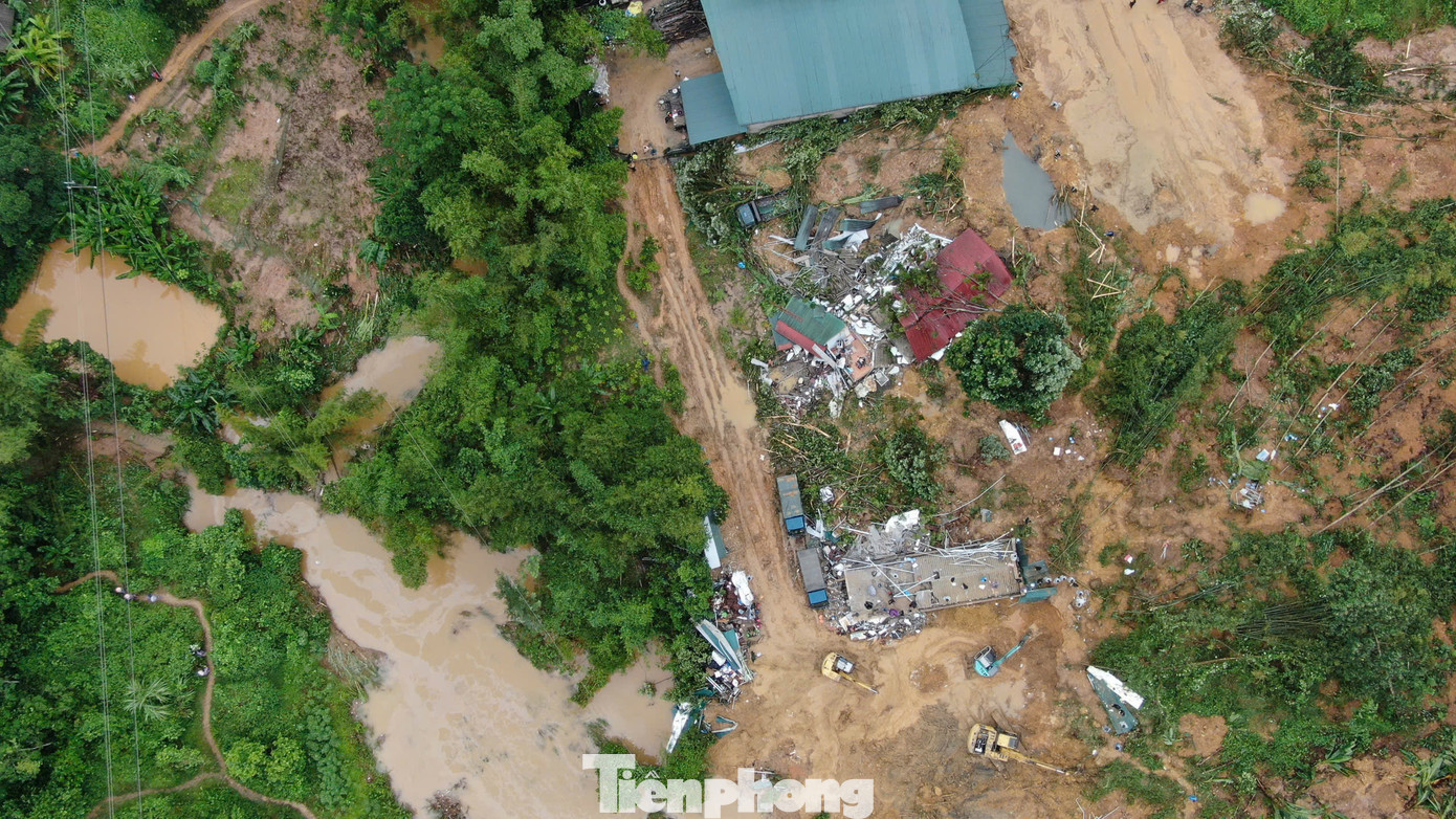 Tính đến 14h cùng ngày, sạt lở trên địa bàn huyện Bắc Quang đã làm 2 người chết, còn 3 người đang mất tích.