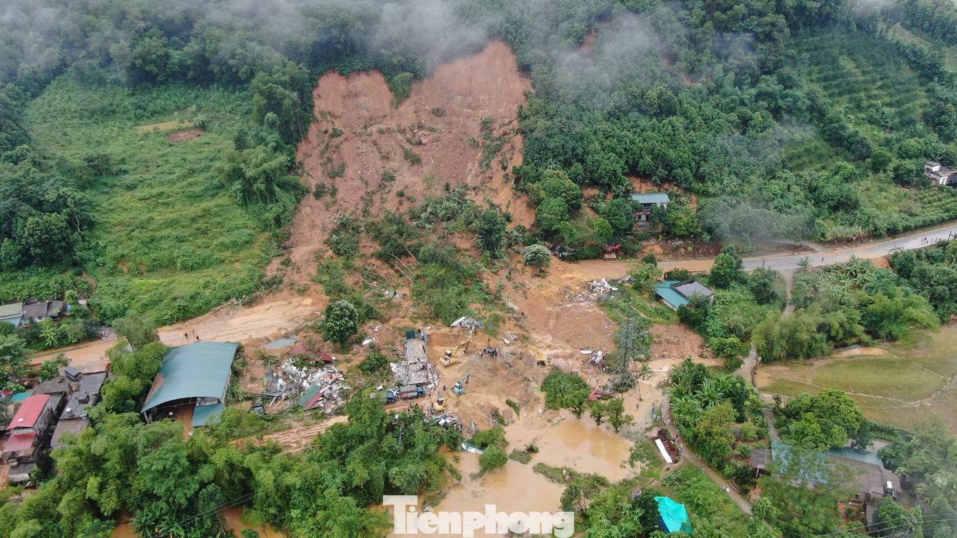 Khối lượng đất đá lớn sạt trượt, vùi lấp nhiều hộ dân.