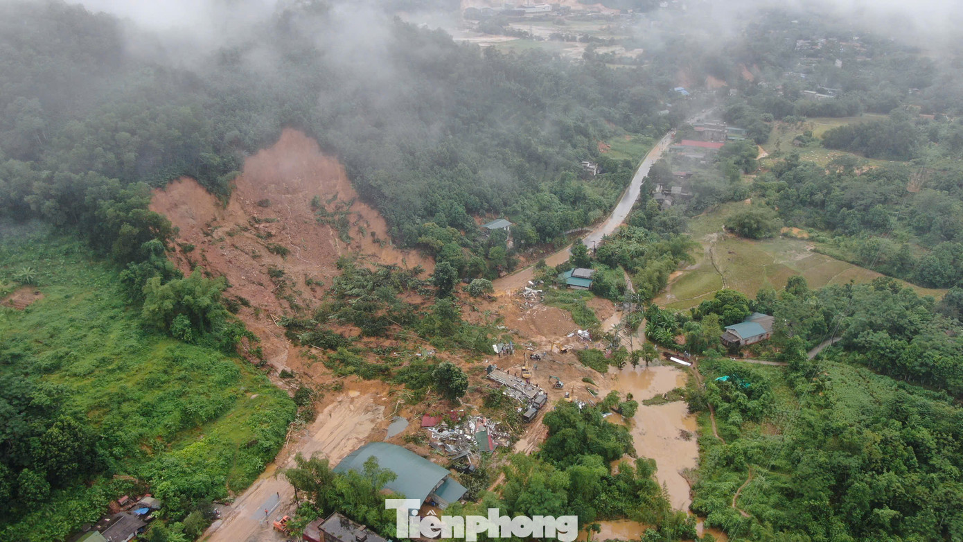 Hiện tại thôn Nậm Buông, xã Việt Vinh đang mưa to gây khó khăn cho công tác tìm kiếm các nạn nhân mất tích.