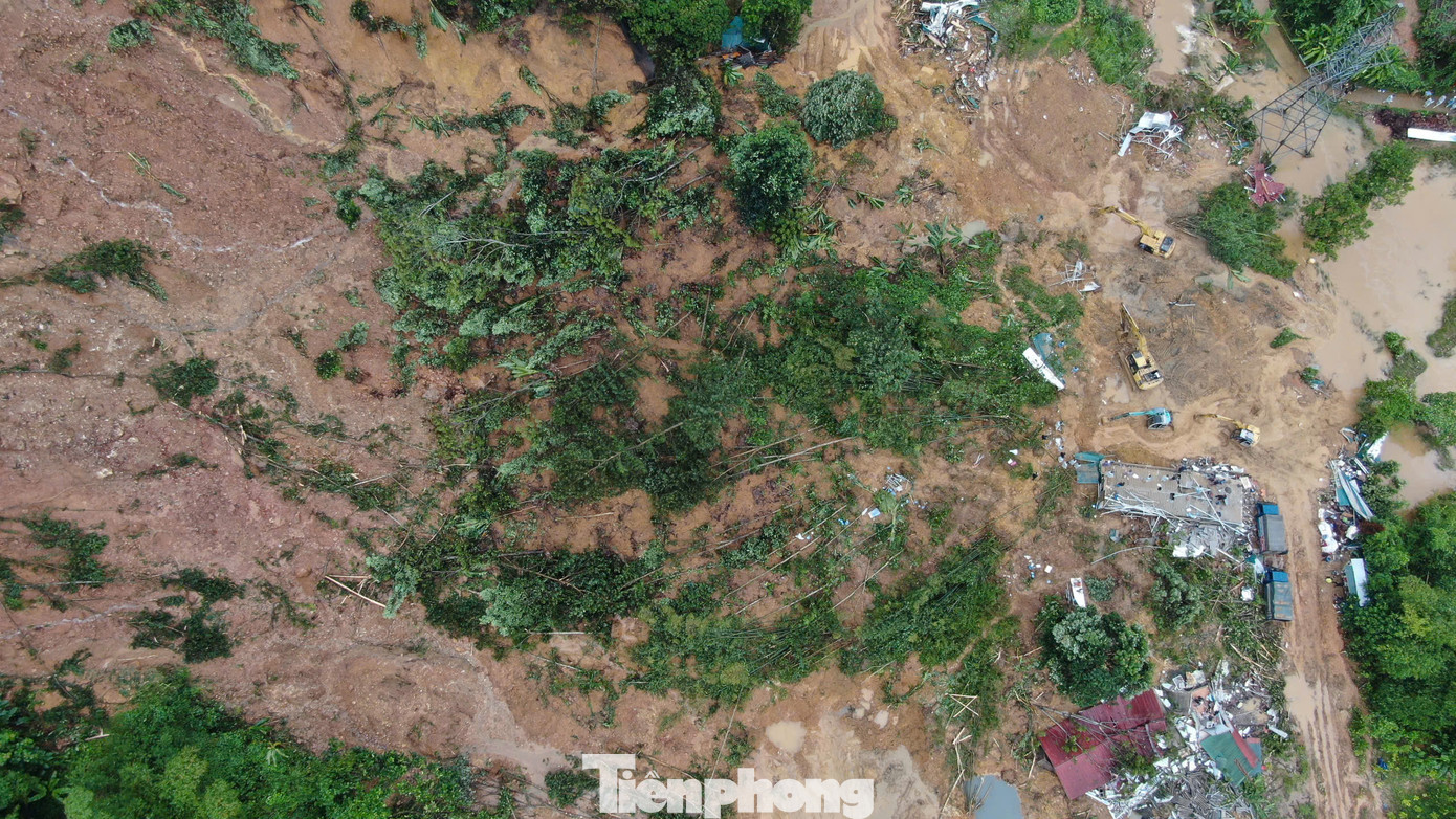 Hơn 3.000 m3 đất sạt trượt xuống cắt ngang đường Quốc lộ 2, làm đổ sập 3 nhà dân, ảnh hưởng đến nhiều ngôi nhà, khiến 5 người chết và mất tích.