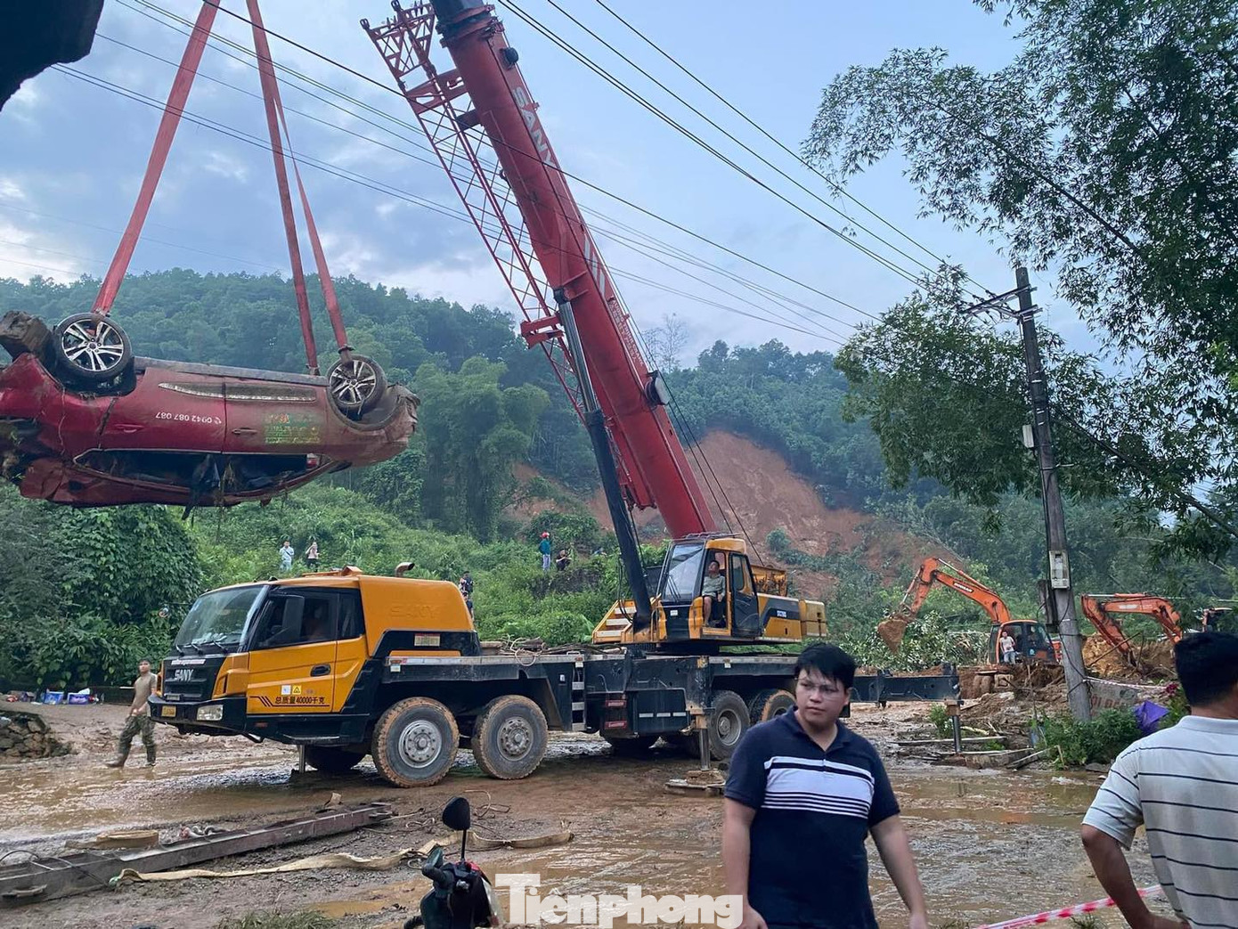 Các máy móc được huy động làm việc tối đa công suất để nhanh chóng thu dọn khối lượng đất đá lớn, tìm kiếm các nạn nhân và thông đường.