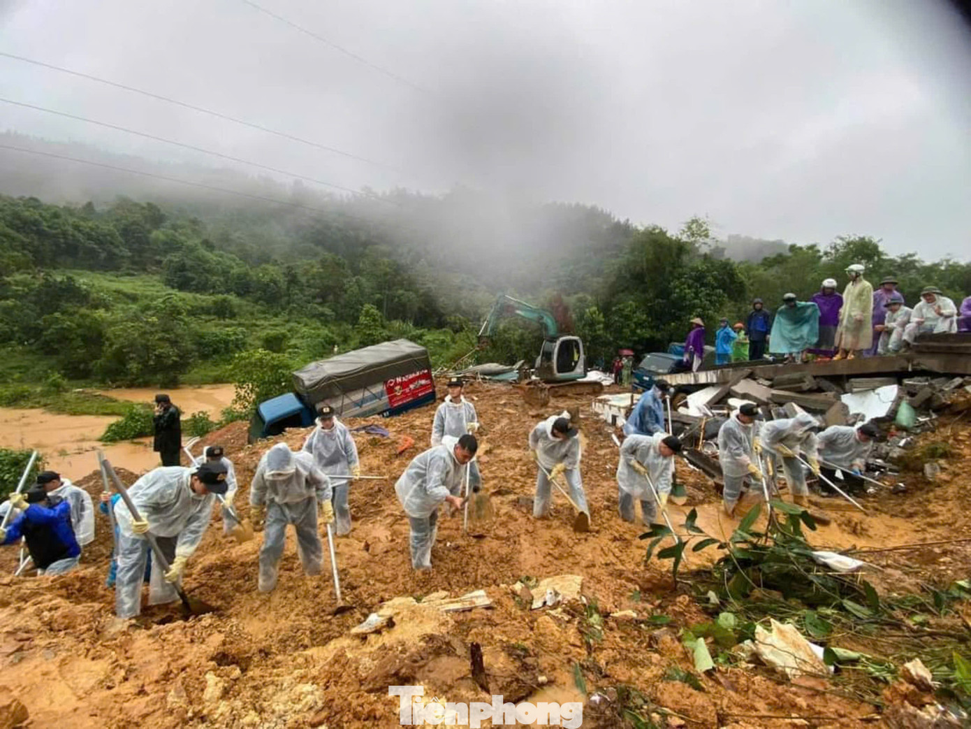 Tại hiện trường, lực lượng chức năng đang tích cực tìm kiếm các nạn nhân bị vùi lấp.