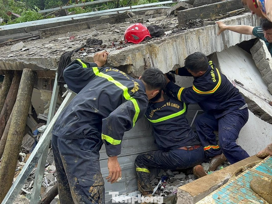 Tại hiện trường, lực lượng chức năng đang tích cực tìm kiếm các nạn nhân bị vùi lấp.