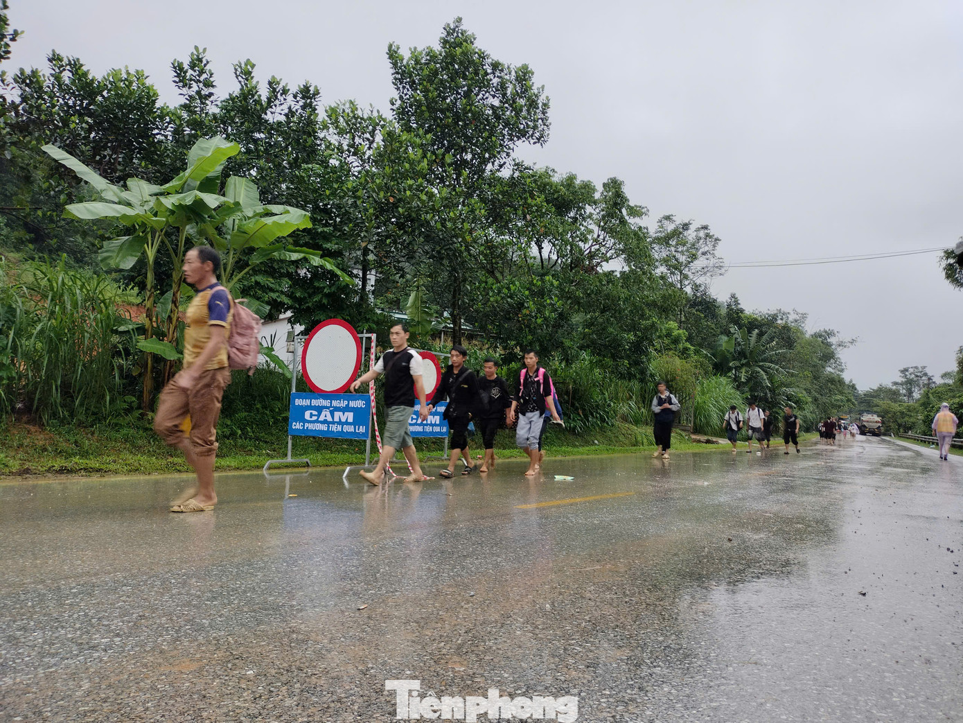 Người dân nằm trong khu vực nguy hiểm đang khẩn trương được di dời đến nơi an toàn.