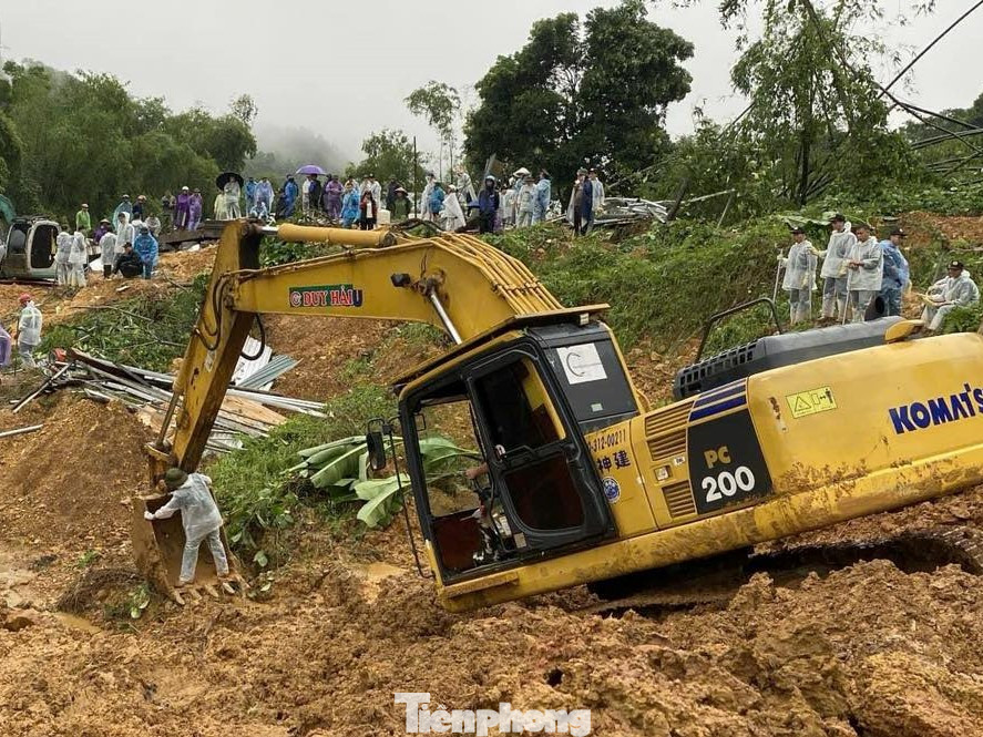 Các máy móc được huy động làm việc tối đa công suất để nhanh chóng thu dọn khối lượng đất đá lớn, tìm kiếm các nạn nhân và thông đường.
