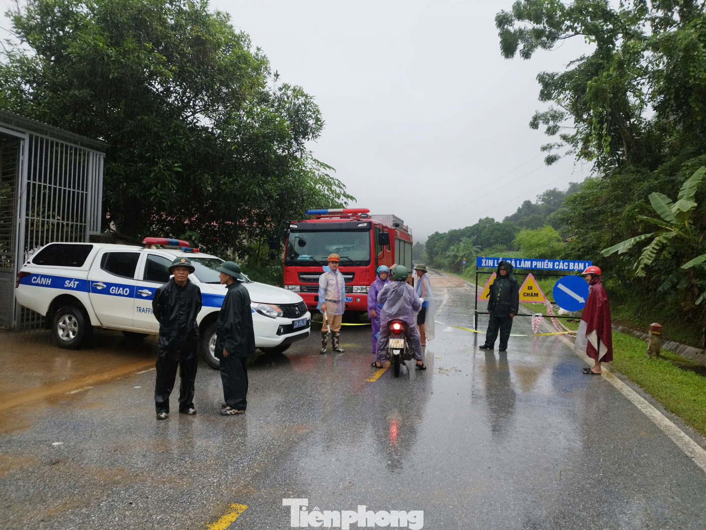 Hiện trên tuyến Quốc lộ 2, đoạn qua xã Việt Vinh xuất hiện thêm điểm sạt lở tại Km54 khiến việc tiếp cận, hỗ trợ chưa thể đến nơi. Lực lượng chức năng đã giăng dây cảnh báo tại 2 đầu, không cho người và phương tiện vào khu vực nguy hiểm.