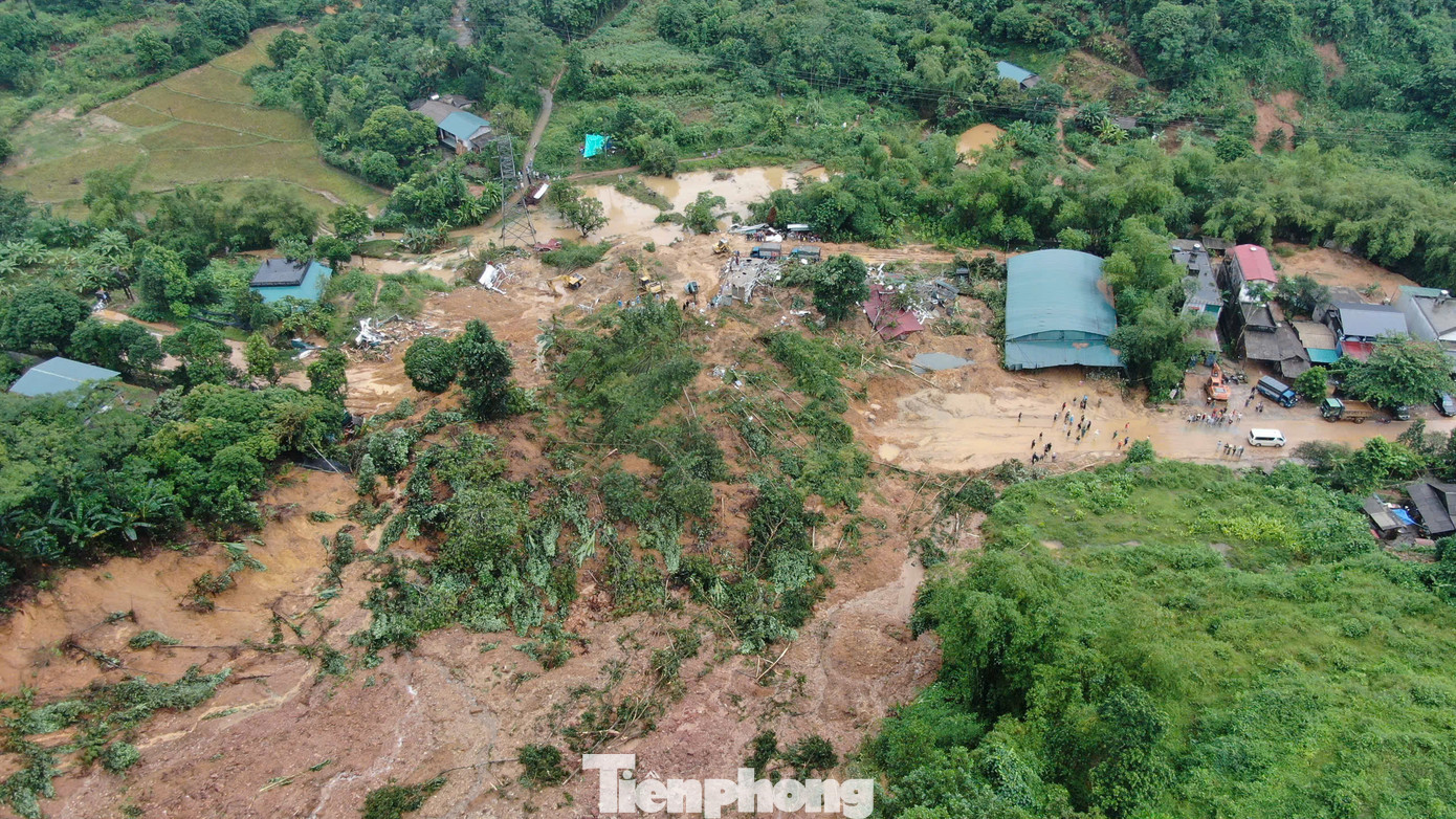 Hơn 3.000 m3 đất sạt trượt xuống cắt ngang đường Quốc lộ 2, làm đổ sập 3 nhà dân, ảnh hưởng đến nhiều ngôi nhà, khiến 5 người chết và mất tích.