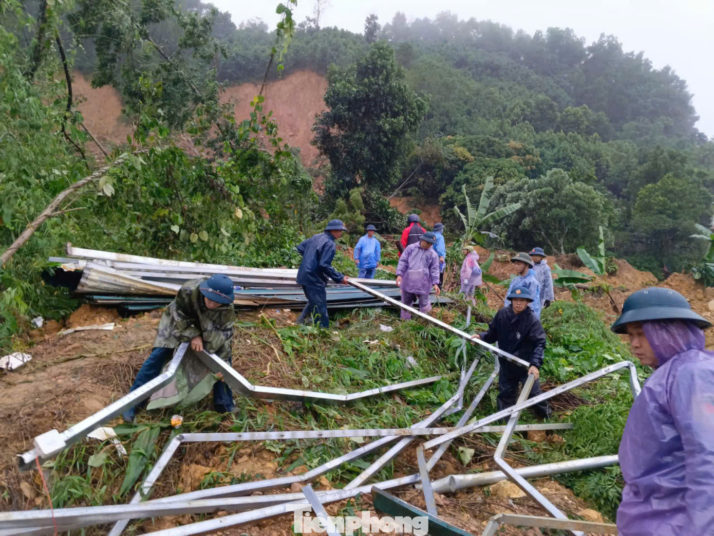 Đồng thời, hỗ trợ các hộ dân gặp nạn, trong phạm vi nguy hiểm đưa người và tài sản đến nơi an toàn.