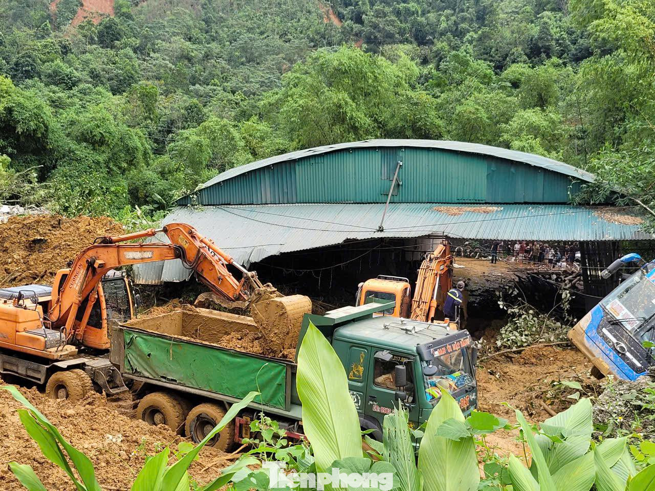 Các máy móc được huy động làm việc tối đa công suất để nhanh chóng thu dọn khối lượng đất đá lớn, tìm kiếm các nạn nhân và thông đường.