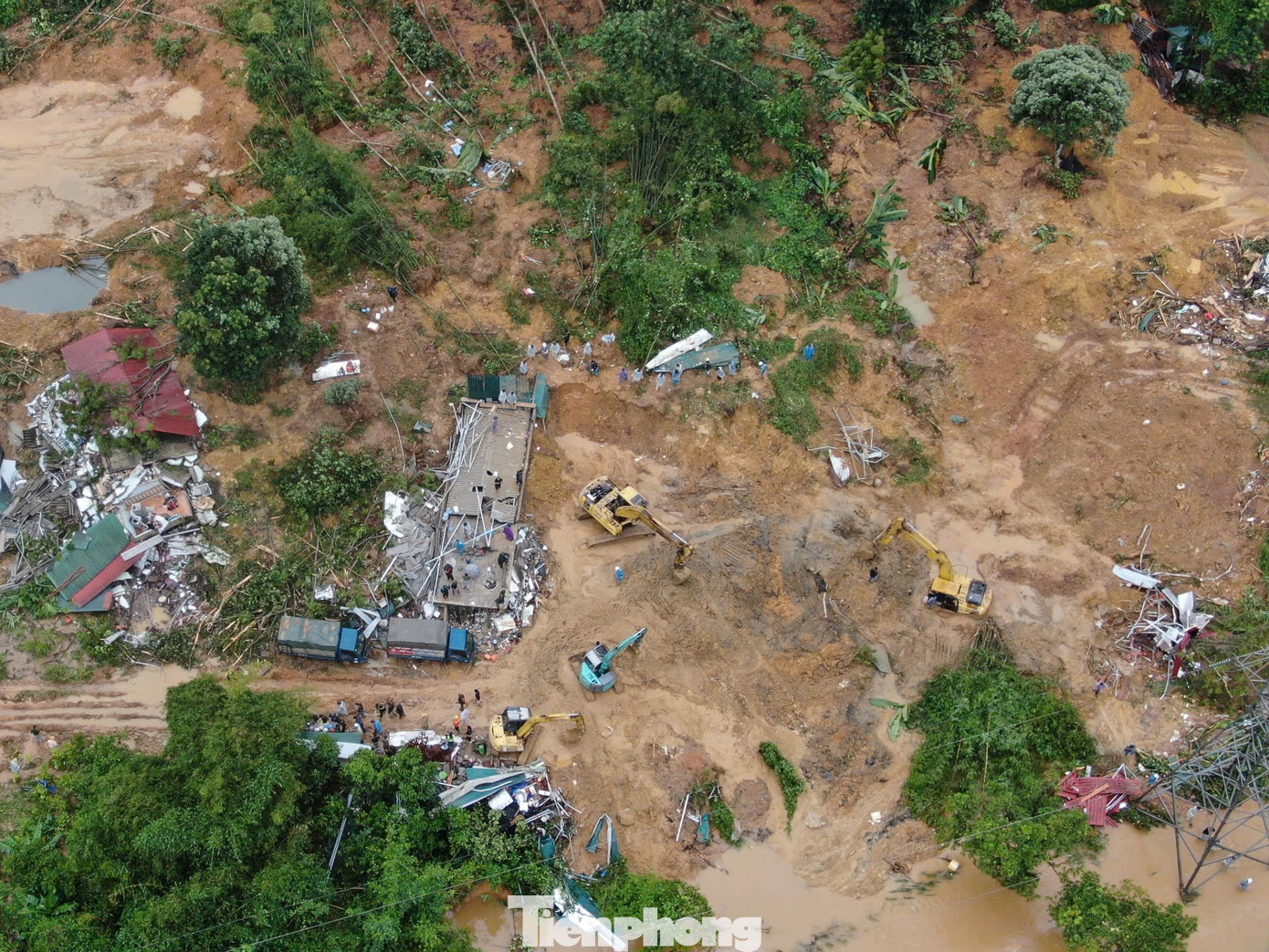 Các máy móc được huy động làm việc tối đa công suất để nhanh chóng thu dọn khối lượng đất đá lớn, tìm kiếm các nạn nhân và thông đường.