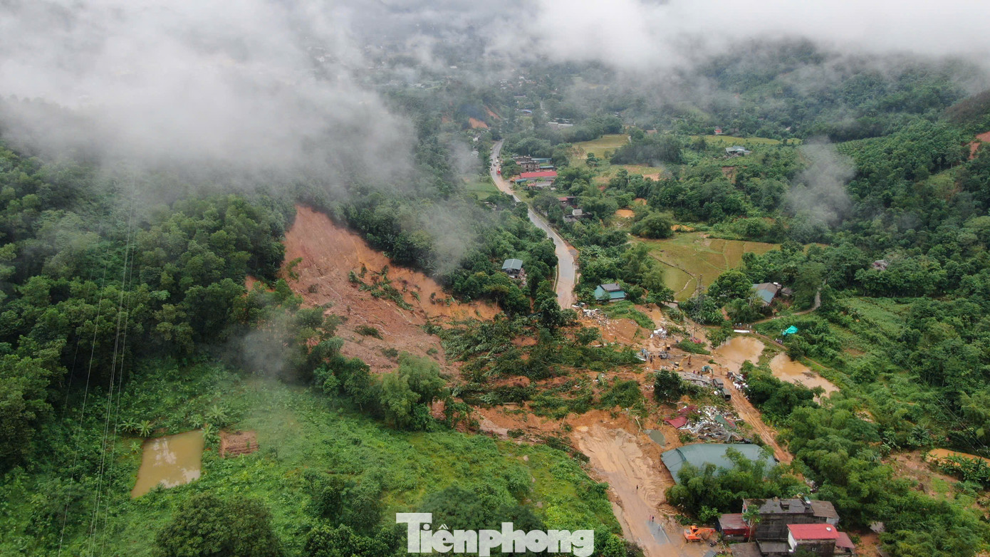 Chiều 30/9, phóng viên Báo Tiền Phong có mặt tại thôn Nậm Buông, xã Việt Vinh, huyện Bắc Quang. Theo ghi nhận, vị trí sạt lở trên đồi cao khoảng hơn 100m.