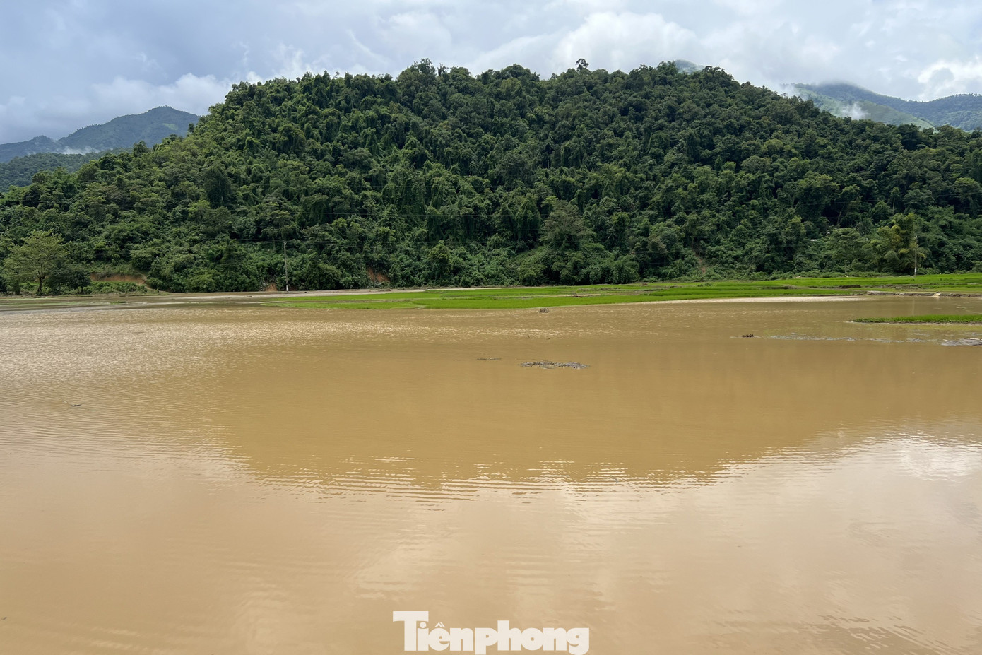 Nước lũ lên nhanh nhấn chìm nhiều tài sản của người dân. Nước lũ lên nhanh nhấn chìm nhiều tài sản của người dân.