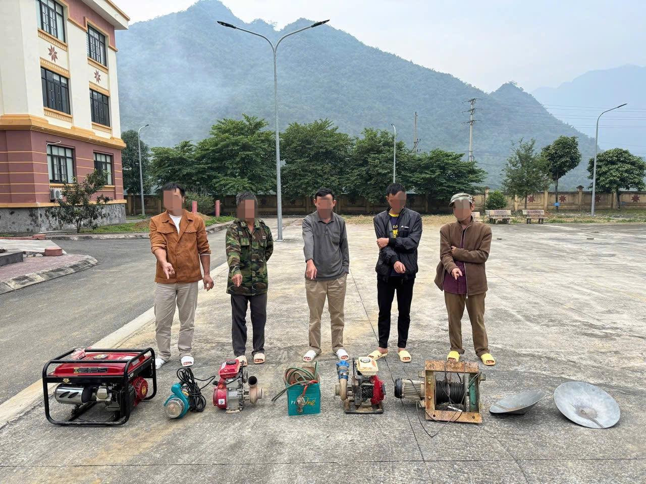 Nhóm đối tượng cùng số tang vật thu giữ tại hiện trường.