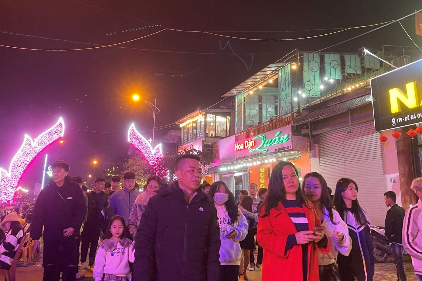 Nhiều người dân trên địa bàn TP Hòa Bình đã có mặt từ rất sớm để có vị trí đẹp. Theo ghi nhận, vào khoảng 21h đã có hàng nghìn người dân tập trung tại tuyến phố đi bộ trên đê Đà Giang. Nhiều người dân trên địa bàn TP Hòa Bình đã có mặt từ rất sớm để có vị trí đẹp. Theo ghi nhận, vào khoảng 21h đã có hàng nghìn người dân tập trung tại tuyến phố đi bộ trên đê Đà Giang.