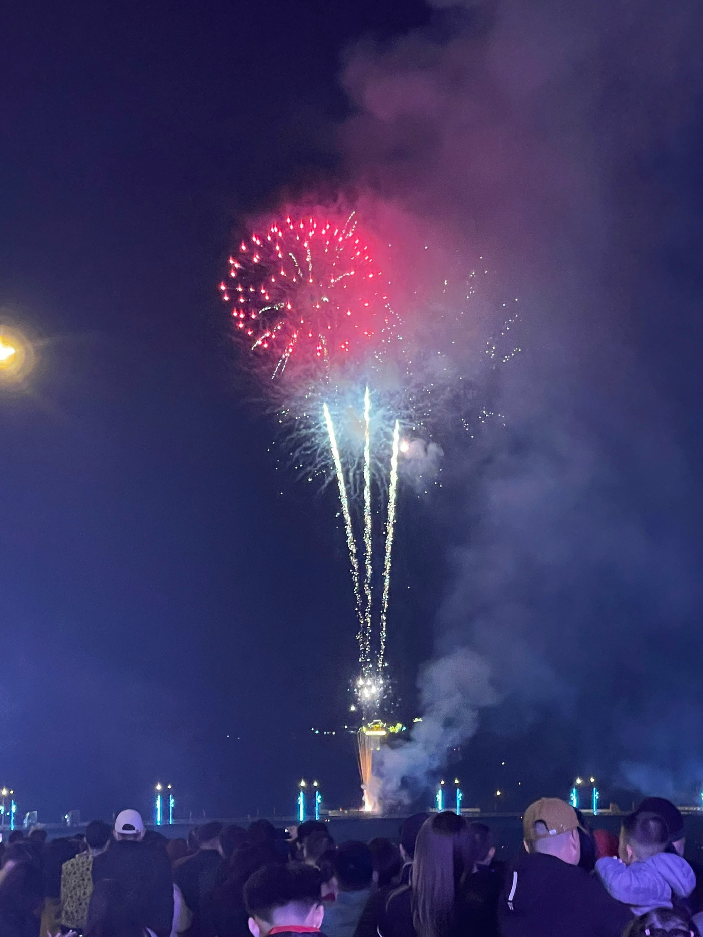 Màn bân pháo hoa diễn ra trong 15 phút. Màn bân pháo hoa diễn ra trong 15 phút.