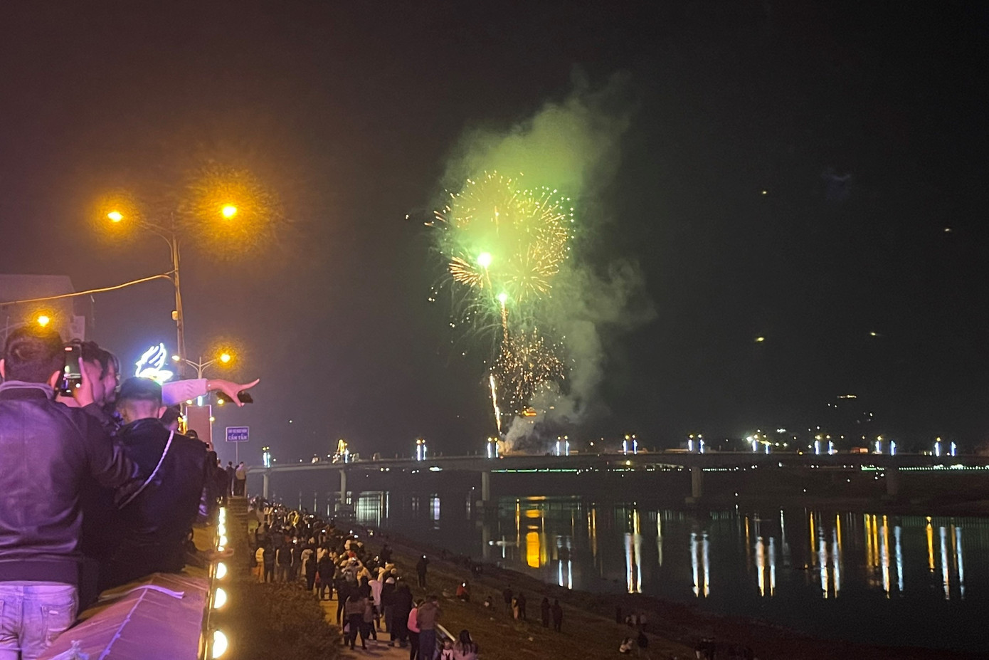 Đồng hồ điểm 22h, pháo hoa rực sáng. Đồng hồ điểm 22h, pháo hoa rực sáng.