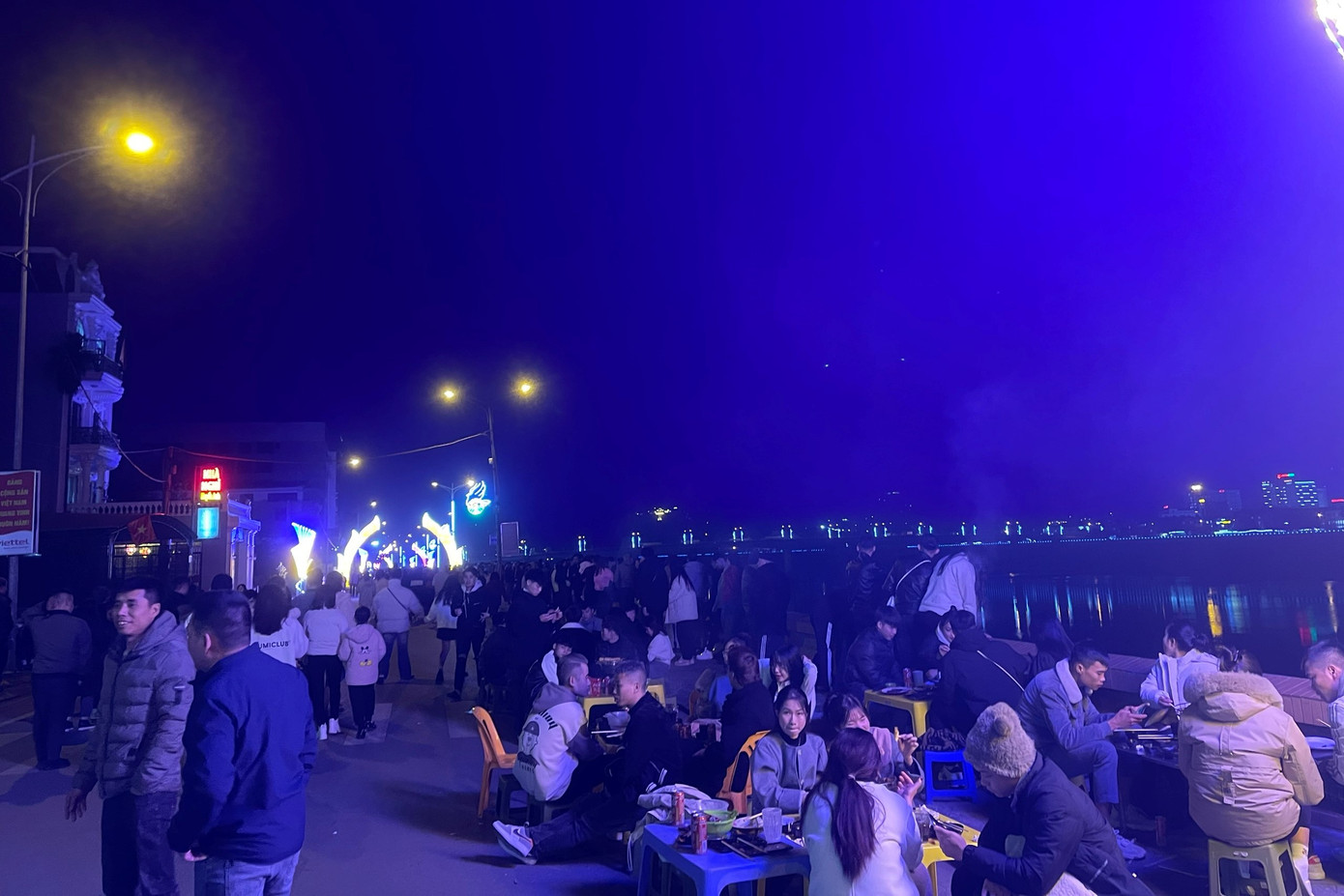 Vào lúc 22h ngày 9/2, tại khu vực cầu Hòa Bình 1, TP Hòa Bình diễn ra chương trình bắn pháo hoa đêm giao thừa Tết Nguyên đán Giáp Thìn năm 2024. Ảnh: Hân Nguyễn - Trần Trọng Vào lúc 22h ngày 9/2, tại khu vực cầu Hòa Bình 1, TP Hòa Bình diễn ra chương trình bắn pháo hoa đêm giao thừa Tết Nguyên đán Giáp Thìn năm 2024. Ảnh: Hân Nguyễn - Trần Trọng