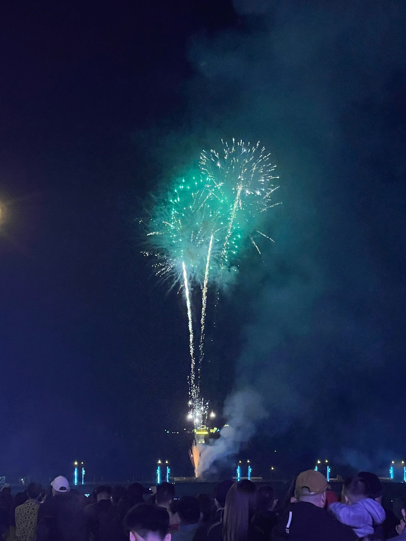 Pháo hoa rực sáng trên bầu trời chào năm mới Giáp Thìn 2024 ảnh 138 Pháo hoa rực sáng trên bầu trời chào năm mới Giáp Thìn 2024 ảnh 138