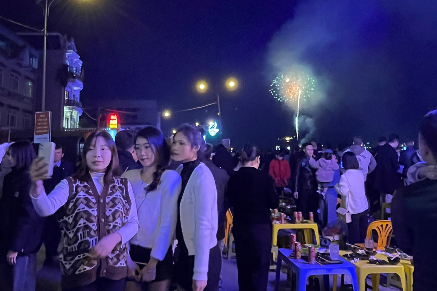 Nhiều người dân đã dùng điện thoại để chụp ảnh, lưu lại khoảnh khắc đặc biệt này. Nhiều người dân đã dùng điện thoại để chụp ảnh, lưu lại khoảnh khắc đặc biệt này.