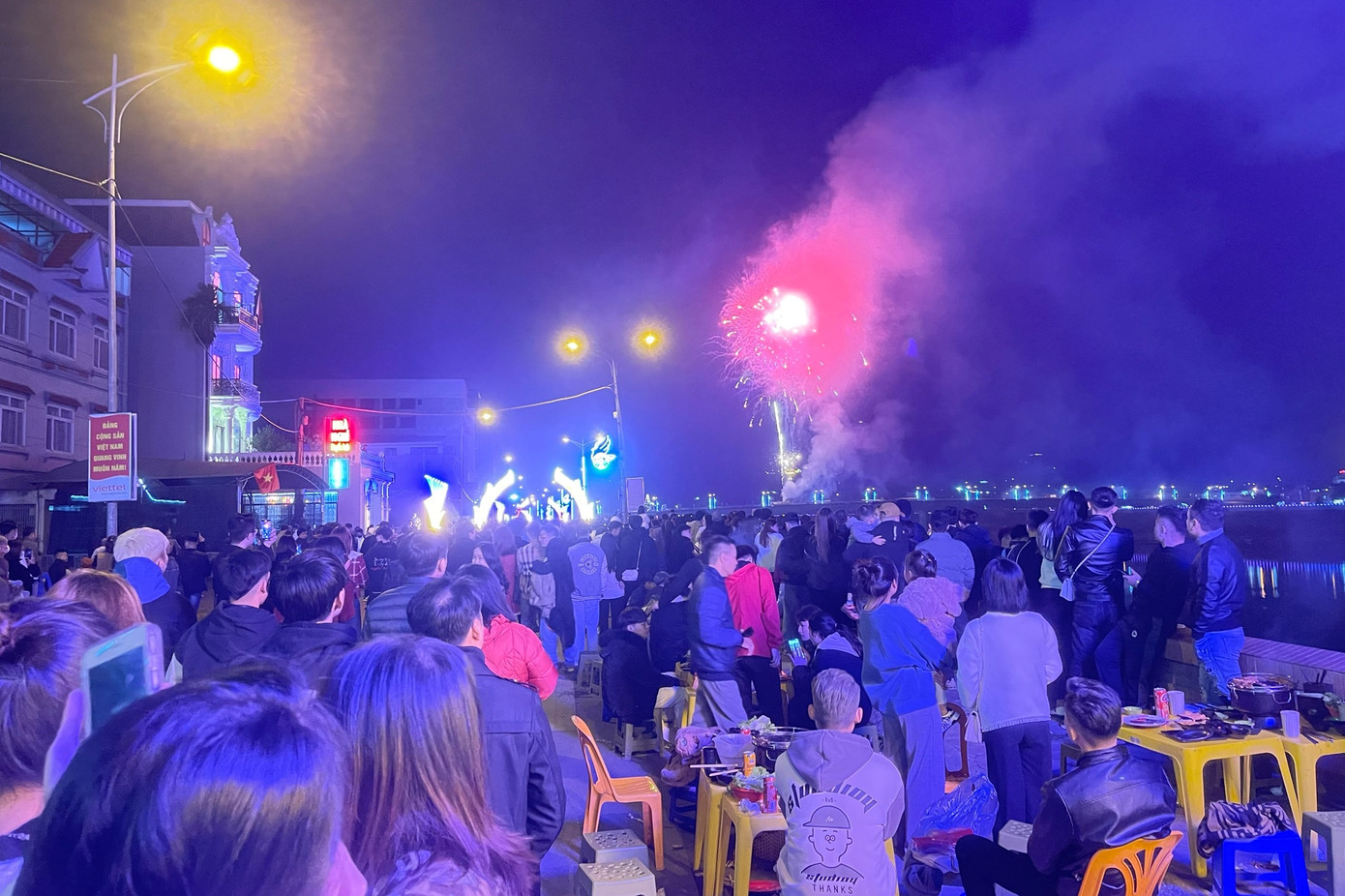 Chị Nguyễn Thu Hằng (31 tuổi, trú tại phường Đồng Tiến, TP Hòa Bình) chia sẻ: “Tôi và gia đình đã có mặt trước thời khắc bắn pháo hoa khoảng 2h để dạo chơi, cũng như chọn trước vị trí xem. Cũng có rất đông người dân về đây để tận hưởng khoảnh khắc giao thừa”. Chị Nguyễn Thu Hằng (31 tuổi, trú tại phường Đồng Tiến, TP Hòa Bình) chia sẻ: “Tôi và gia đình đã có mặt trước thời khắc bắn pháo hoa khoảng 2h để dạo chơi, cũng như chọn trước vị trí xem. Cũng có rất đông người dân về đây để tận hưởng khoảnh khắc giao thừa”.