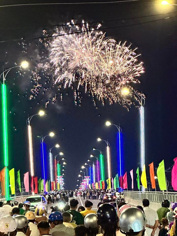 “Đêm giao thừa năm nay thời tiết thuận lợi, mong rằng năm 2024 sẽ là một năm mưa thuận gió hòa, kinh tế xã hội phát triển và có nhiều chuyển biến tích cực, giúp đời sống của người dân cả nước nói chung và người dân tỉnh Hòa Bình được tốt hơn”, anh Nguyễn Thành Dân chia sẻ. “Đêm giao thừa năm nay thời tiết thuận lợi, mong rằng năm 2024 sẽ là một năm mưa thuận gió hòa, kinh tế xã hội phát triển và có nhiều chuyển biến tích cực, giúp đời sống của người dân cả nước nói chung và người dân tỉnh Hòa Bình được tốt hơn”, anh Nguyễn Thành Dân chia sẻ.