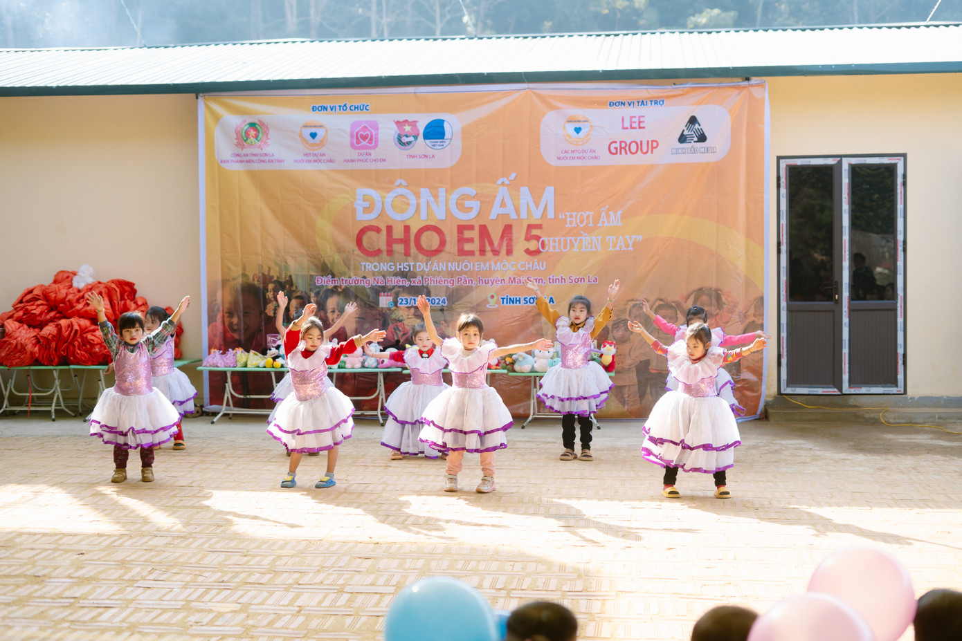 Những trò chơi sôi động, những ánh mắt háo hức đã khiến cái lạnh mùa đông dường như tan biến, nhường chỗ cho sự ấm áp và hạnh phúc.