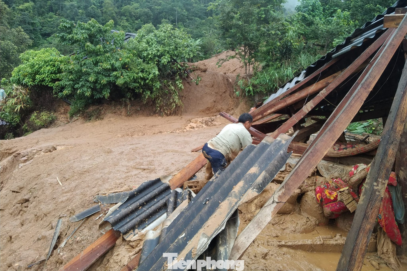 Tuy nhiên, cảnh tượng còn sót lại là những ngôi nhà đổ nát. Hầu hết tài sản bị dòng nước cuốn trôi và vùi lấp.