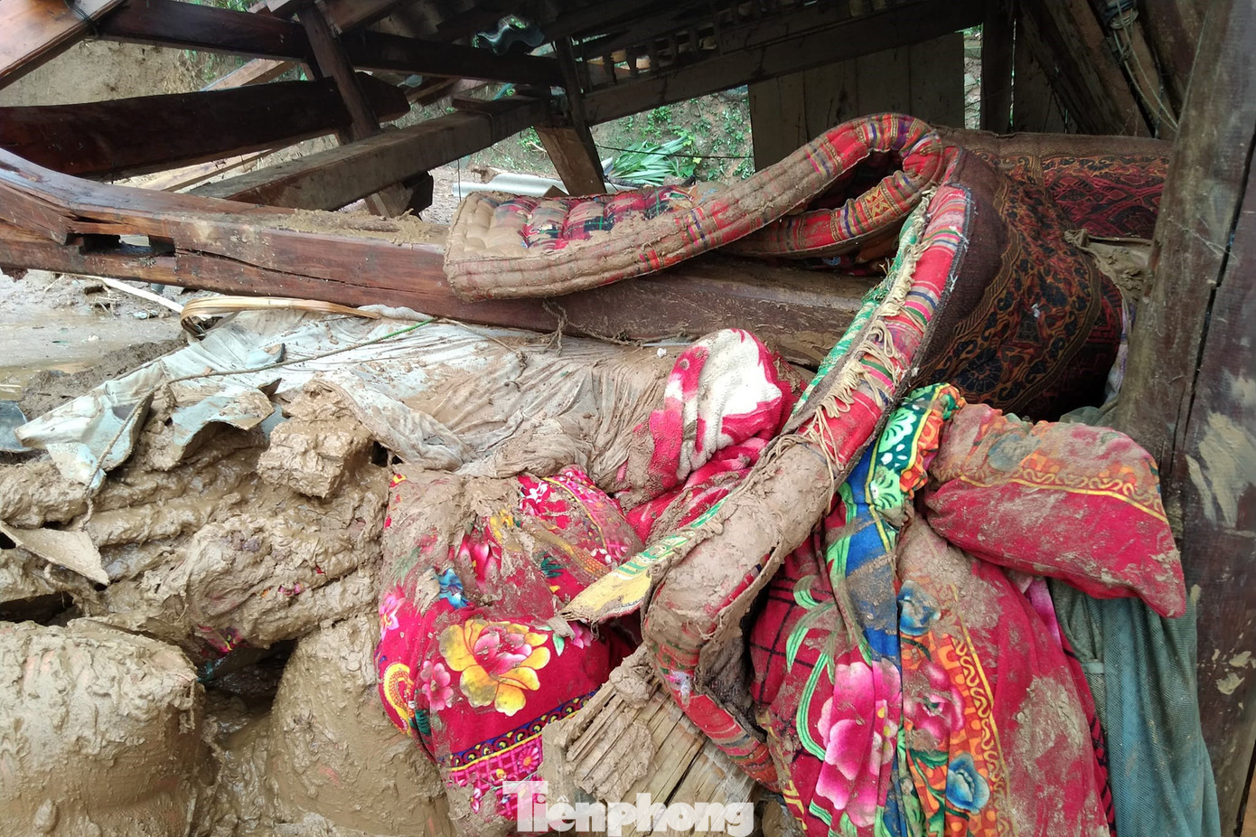 Ngôi nhà bị đổ sập, chăn cùng tất cả đồ đạc trong gia đình bị bùn đất vùi lấp.
