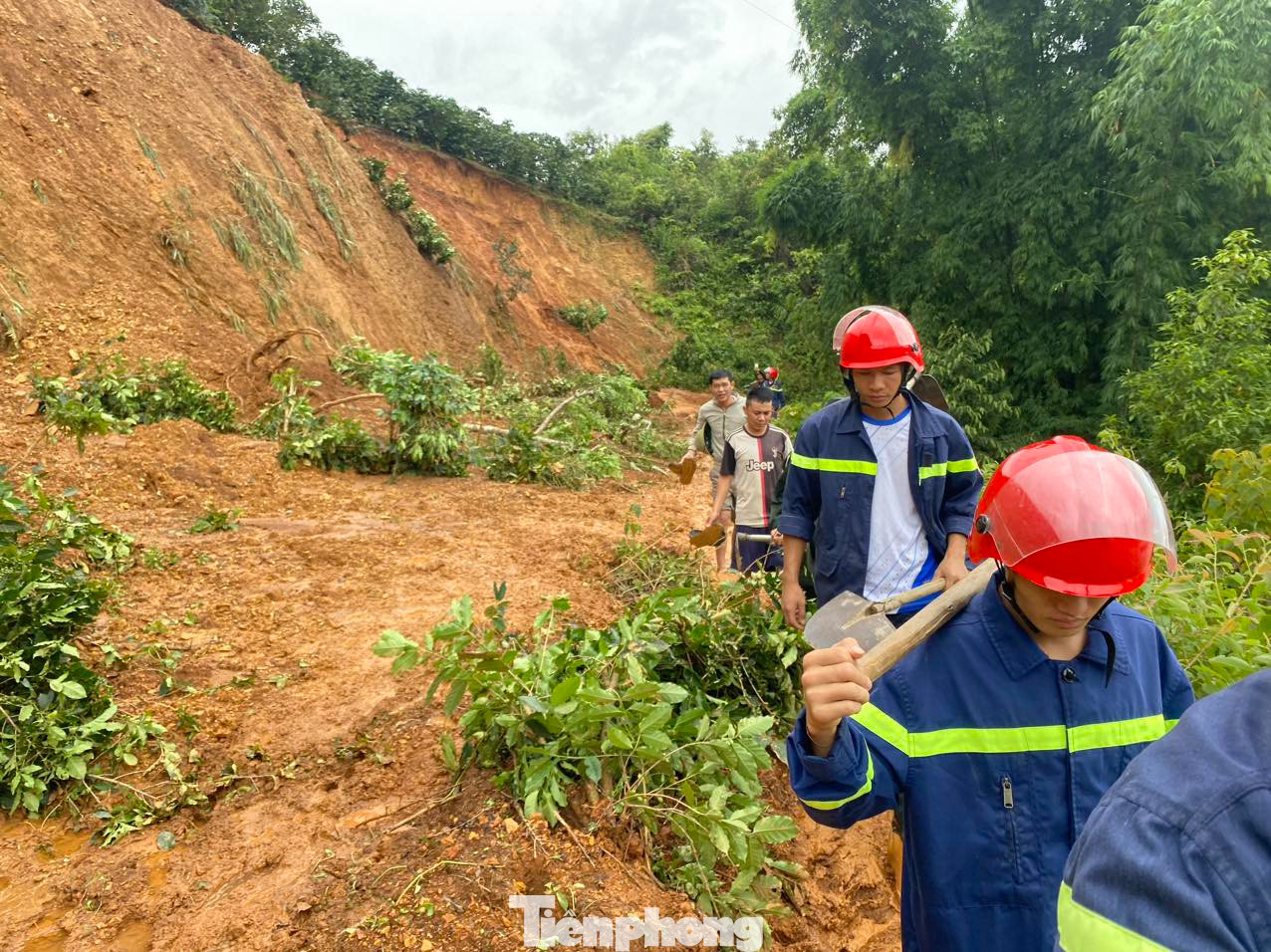 Tuyến đường giao thông vào bản cũng bị sạt lở, bùn đất làm giao thông ách tắc. Để tiếp cận hiện trường, lực lượng cứu hộ từ huyện Mai Sơn phải băng cắt qua rừng, lội bộ về với bản để ứng cứu người dân.