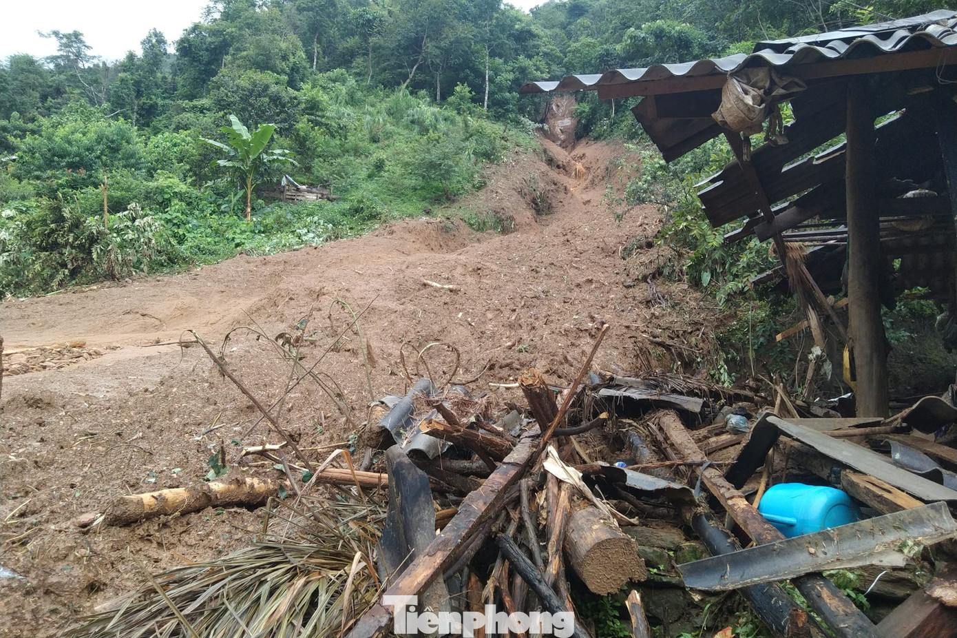Theo ông Mùa A Sồng - Bí thư Đảng ủy xã Chiềng Nơi (huyện Mai Sơn, tỉnh Sơn La) thiên tai đã làm 6 người trên địa bàn xã chết và mất tích. Trong đó, riêng bản Hua Pư có 2 người chết và 3 người mất tích.