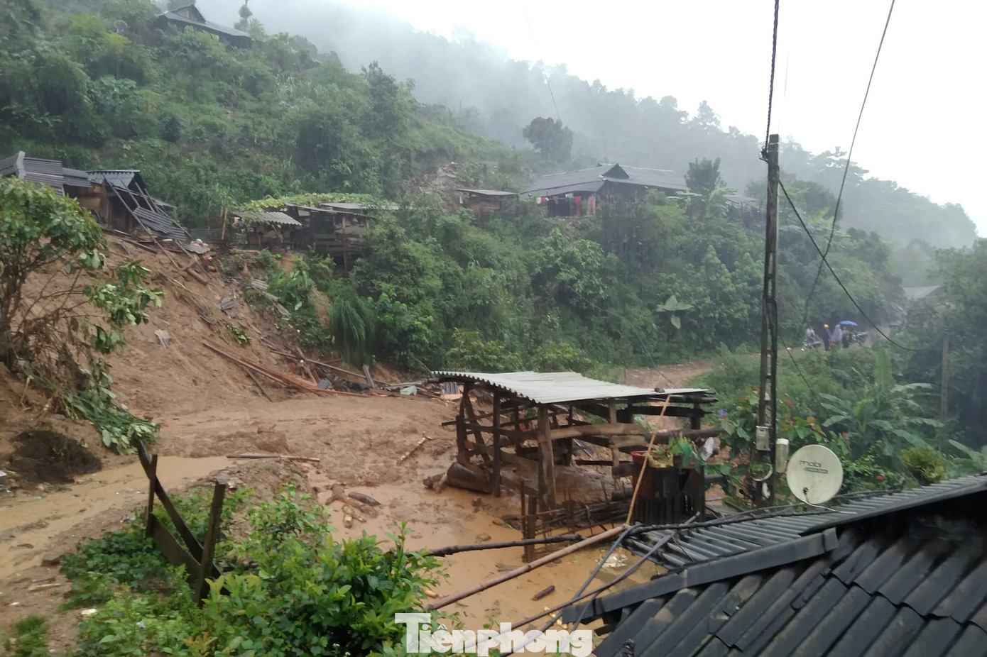 Chiều 24/7, bản Hua Pư, xã Chiềng Nơi, huyện Mai Sơn (nơi vừa trải qua trận lũ quét, sạt lở đất khiến 5/6 người trên địa bàn huyện chết và mất tích) mưa đã ngớt, dòng nước lũ từ thượng nguồn đổ về cũng giảm.