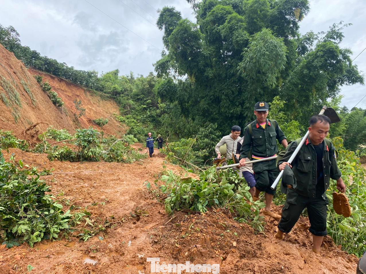 Hiện lực lượng chức năng cùng người dân vẫn đang tích cực tìm kiếm nạn nhân mất tích, đồng thời hỗ trợ bà con ảnh hưởng do mưa lũ, sạt lở đất.