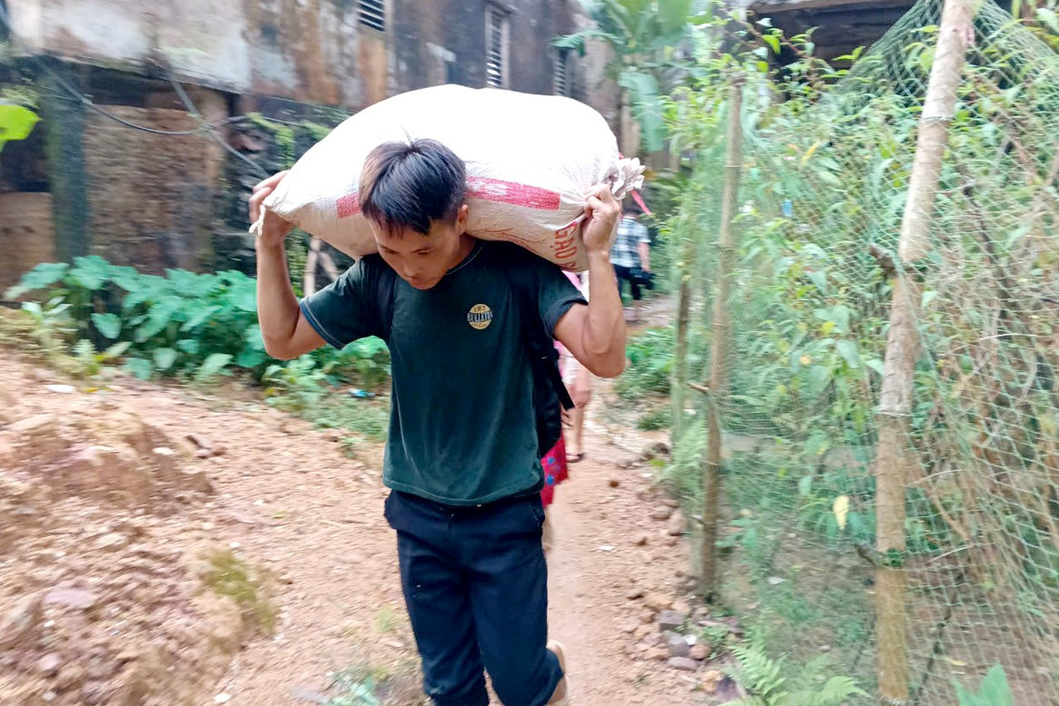 Người dân di dời tài sản đến nơi an toàn. Ảnh: Báo Hà Giang