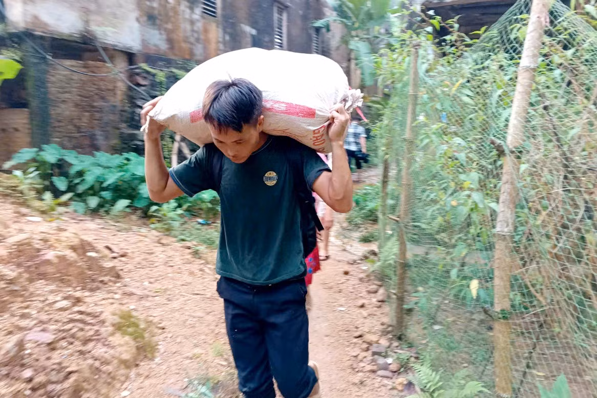 Người dân di dời tài sản đến nơi an toàn. Ảnh: Báo Hà Giang