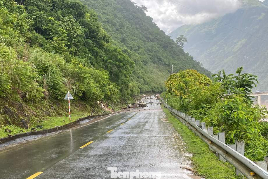 Hiện, tình trạng sạt lở, đá lăn vẫn đang tiếp diễn. Hiện, tình trạng sạt lở, đá lăn vẫn đang tiếp diễn.